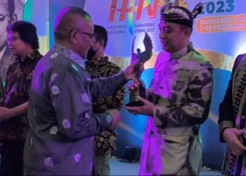 Wali Kota Surabaya Eri Cahyadi menerima Trofi Abyakta (Maju, Berkembang), Anugerah Kebudayaan dari Persatuan Wartawan Indonesia (PWI) Pusat.