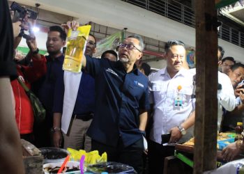 Menteri Perdagangan Zulkifli Hasan saat meninjau harga beras dan minyak goreng di Pasar Tambahrejo.