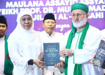 Ulama besar asal Turki Maulana Assayyid Assyarif Syeikh Prof Dr Muhammad Fadhil Al-Jilani Al-Hasani memberikan kitab tafsir kepada Gubernur Jatim Khofifah Indar Parawansa.