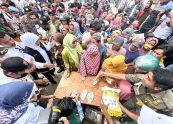 Gubernur Jawa Timur Khofifah Indar Parawansa melakukan peninjauan operasi pasar di Pasar Besar Kota Pasuruan, Jalan Soekarno Hatta, Mayangan, Kota Pasuruan.