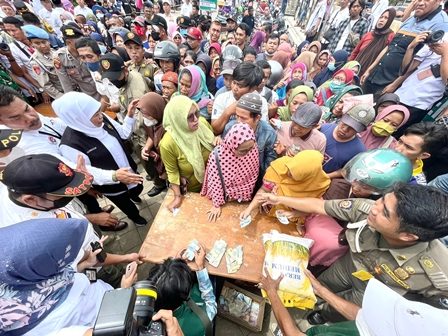 Gubernur Jawa Timur Khofifah Indar Parawansa melakukan peninjauan operasi pasar di Pasar Besar Kota Pasuruan, Jalan Soekarno Hatta, Mayangan, Kota Pasuruan.
