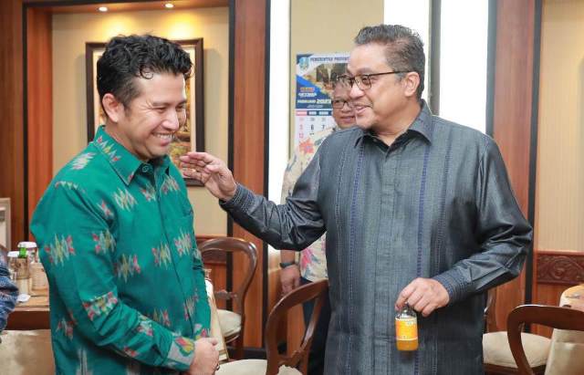 Wakil Gubernur Jawa Timur Emil Elestianto Dardak bersama Wakil Ketua Komisi X DPR RI Dede Yusuf.