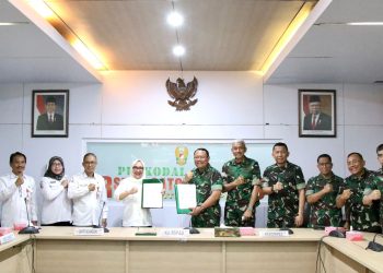 Bupati Bojonegoro Anna Mu’awanah bersama jajaran Pemkab Bojonegoro berfoto bersama dengan jajaran  Rumah Sakit Pusat Angkatan Darat (RSPAD) Gatot Soebroto usai penandatanganan kerjasama.