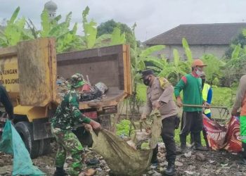Anggota Koramil 09/Sumberrejo Kodim 0813 Bojonegoro melakukan bersih-bersih di Desa Sumuragung, Kecamatan Sumberrejo.