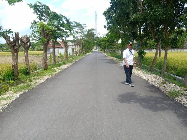 Pengasapalan jalan di Desa Turigede, Kecamatan Kepohbaru, Bojonegoro yang sudah selesai dilaksanakan.
