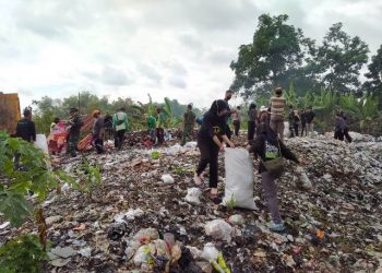 Bersih-bersih sampah di Desa Sumuragung Kecamatan Sumberrejo.