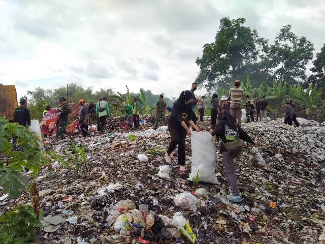 Bersih-bersih sampah di Desa Sumuragung Kecamatan Sumberrejo.