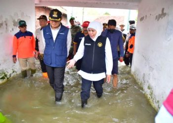 Gubernur Jawa Timur Khofifah Indar Parawansa mendatangi lokasi banjir di Dusun Pujut, Desa Sidomulyo, Kecamatan Deket, lamongan, dilanjutkan meninjau pintu air Kuro.
