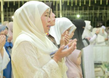 Gubernur Jawa Timur Khofifah Indar Parawansa menghadiri Majlis Dzikir, Maulidurrasul SAW dan Haul Akbar Pondok Pesantren Assalafi Al Fithrah, Jalan Kedinding Lor 99 Surabaya.