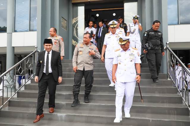 Wakil Gubernur Jawa Timur Emil Elestianto Dardak menghadiri serah terima jabatan (Sertijab) dan pisah sambut Panglima Komando Armada II Laksda TNI T.S.N.B. Hutabarat kepada Panglima Komando Armada II Baru yaitu Laksda TNI Maman Firmasyarah.