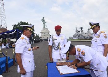 Upacara serah terima jabatan Pangkoarmada II dari Laksamana Muda TNI Dr. T.S.N.B. Hutabarat, M.M.S kepada Laksamana Muda TNI Maman Firmansyah.