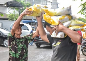 Salah satu kegiatan operasi pasar komoditi beras yang dilakukan di pasar tradisional.