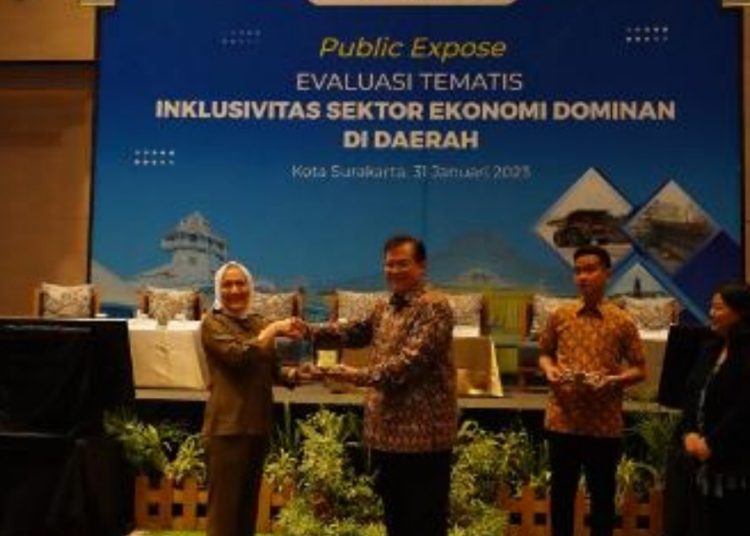 Bupati Bojonegoro Anna Mu'awanah dalam kegiatan Public Expose tentang  Evaluasi Tematik Inklusivitas Sektor Ekonomi Dominan di Daerah.