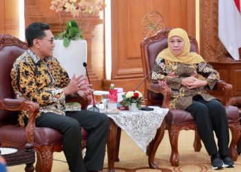 Gubernur Jawa Timur Khofifah Indar Parawansa darn Pimpinan Pusat Ombudsmen RI Dr. Johannes Widijantoro.
