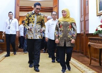 Pimpinan Pusat Ombudsmen RI Johannes Widjiantoro bersama Gubernur Jatim Khofifah Indar Parawansa.