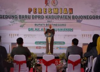 Bupati Bojonegoro Anna Mu'awanah saat peresmian gedung baru DPRD Bojonegoro di Jalan Veteran, Desa Sukorejo, Kecamatan Bojonegoro.