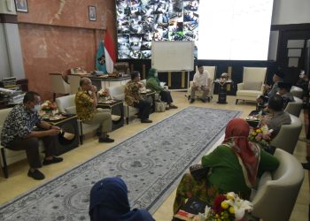Rapat di ruang kerja wali kota Surabaya dengan jajaran Kementerian Agama (Kemenag) Surabaya beserta muslimat untuk membahas warga Surabaya yang akan menghadiri Harlah 1 Abad Nahdlatul Ulama (NU) di Sidoarjo.
