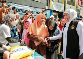 Gubernur Jawa Timur Khofifah Indar Parawansa meninjau operasi pasar beras murah di Pasar Pucang Anom, Surabaya.