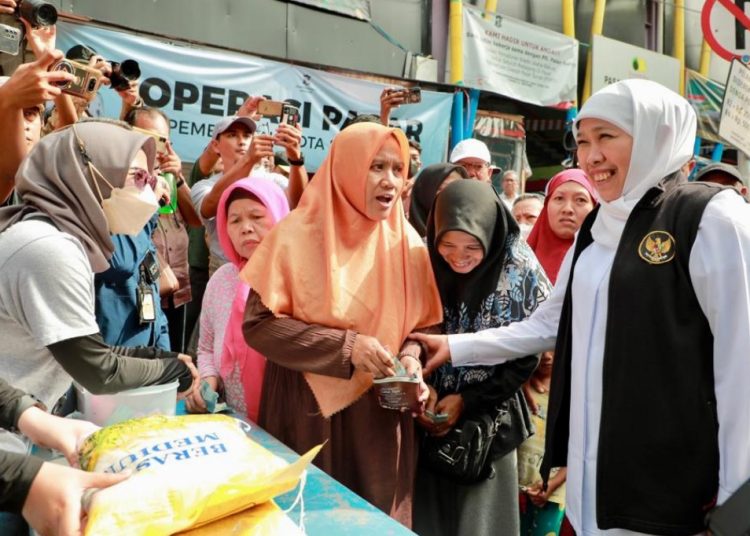 Gubernur Jawa Timur Khofifah Indar Parawansa meninjau operasi pasar beras murah di Pasar Pucang Anom, Surabaya.