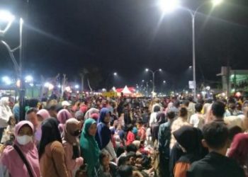 Ribuan warga memadati kawasan Jalan MH Thamrin ingin menyaksikan Gemerlap Thamrin Bojonegoro dalam perayaan Imlek dan Cap Go Meh.