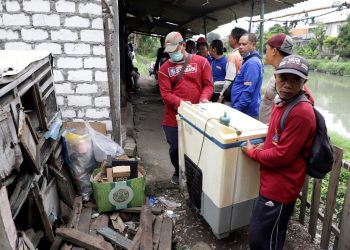 Bantuan dari Pemkot Surabaya dalam upaya relokasi warga Kampung 1001 Malam beberapa waktu lalu.