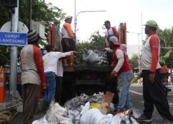 Tim dari Dinas Lingkungan Hidup Surabaya dikerahkan untuk.mengangkut sampah hasil dari kerja bakti 'Surabaya Bergerak'.