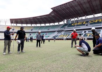 Tim dari FIFA dan jajaran PSSI mengecek struktur tanah lapangan di Stadiion Gelora Bung Tomo.