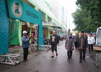 Gubernur Jatim Khofifah Indar Parawansa saat meninjau venue resepsi 1 Abad NU di GOR Delta Sidoarjo.