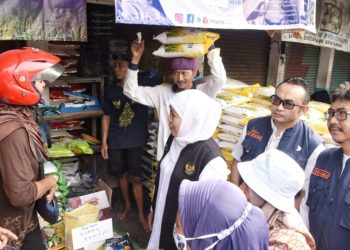 Gubernur Jatim Khofifah Indar Parawansa berbincang dengan warga dalam peninjauan operasi pasar di Pasar Larangan Sidoarjo.