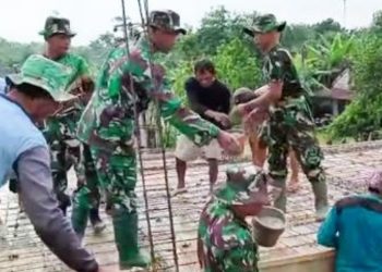 Personel Koramil 24/Temayang, Kodim 0813 Bojonegoro, bersama warga melaksakan karya bakti pembangunan musala Subulussalam Desa Pandantoyo.