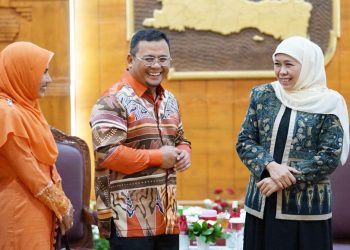 Gubernur Jawa Timur Khofifah Indar Parawansa menyambut Chief Minister of Selangor Yang Amat Berhormat Dato'Seri Amirudin Shari di Gedung Negara Grahadi Surabaya.