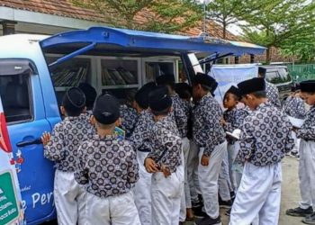 Layanan mobil perpustakaan keliling untuk meningkatkan minat baca dan literasi pada anak usia dini.