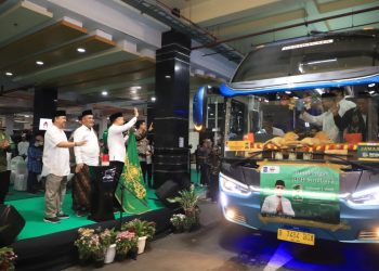 Wali Kota Surabaya Eri Cahyadi memberangkatkan jamaah yang hendak menghadiri acara Satu Abad Nahdlatul Ulama di Sidoarjo.