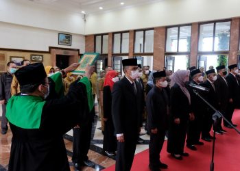 Prosesi pengambilan sumpah dalam pelantikan kepada pejabat pimpinan tinggi pratama, administrator, dan pengawas di lingkungan Pemkot Surabaya.