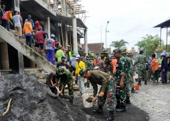 Gotong royong pengecoran lantai dua Masjid Agung Ponpes Darul Istiqomah di Desa Woro, Kecamatan Kepohbaru, Kabupaten Bojonegoro.