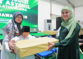 Gubernur Jawa Timur Khofifah Indar Parawansa memberikan penghargaan kepada salah satu penyandang disabilitas pemenang Salawat Asyghil.