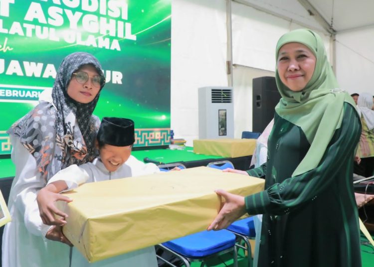 Gubernur Jawa Timur Khofifah Indar Parawansa memberikan penghargaan kepada salah satu penyandang disabilitas pemenang Salawat Asyghil.