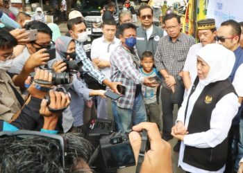 Gubernur Jatim Khofifah Indar Parawansa dalam kegiatan wawancara dengan awak.media massa.