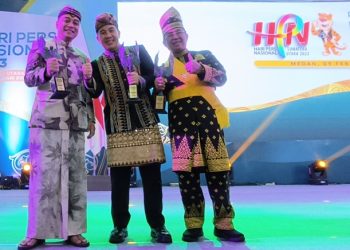 Wali Kota Surabaya Eri Cahyadi (paling kiri) menerima penghargaan "Trofi Abyakta" Anugerah Kebudayaan PWI Pusat 2023 dalam puncak peringatan Hari Pers Nasional 2023 di Kota Medan, Sumatera Utara.