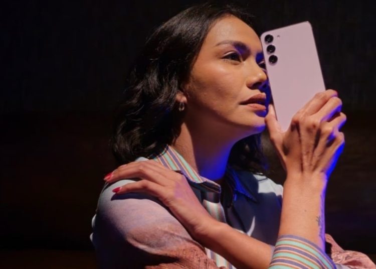 Menggunakan fitur expert RAW untuk mengambil foto editorial bagaikan memakai kamera profesional.