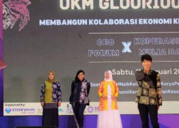 Peragaan busana batik karya UMKM Surabaya.