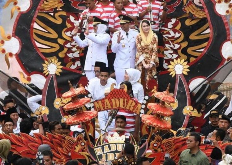 Arak-arakan Gubernur Jatim Khofifah Indar Parawansa dan Wagub Jatim Emil Elestianto Dardak saat hendak masuk gedung Negara Grahadi empat tahun yang lalu.