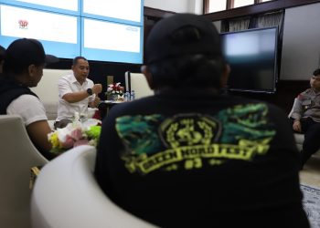 Wali Kota Surabaya Eri Cahyadi dalam pertemuan bersama koordinator tiap tribun dan perwakilan manajemen Persebaya di ruang kerja wali kota.
