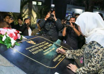 Gubernur Jawa Timur Khofifah Indar Parawansa meresmikan gedung baru Dinas Energi dan Sumber Daya Mineral (DESDM) Prov Jatim.