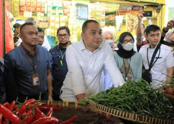 Wali Kota Surabaya Eri Cahyadi didanpingi Direktur Utama PD Pasar Surya Agus Priyo di Pasar Pucang Anom.