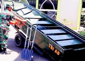 Personel Kodim Bojonegoro menyiapkan perahu sebagai antisipasi banjir luapan Bengawan Solo.