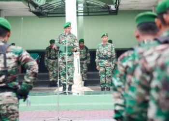 Irup membacakan amanat dari Kepala Staf Angkatan Darat (KSAD) Jenderal TNI Dudung Abdurachman dalam upacara yang dilaksanakan di lapangan Kodim Bojonegoro.