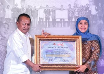 Gubernur Jawa Timur Khofifah Indar Parawansa meraih penghargaan ‘PWI Maritime Awards’ dari Persatuan Wartawan Indonesia (PWI) Pusat yang diserahkan oleh Ketua PWI Jatim Lutfil Hakim.