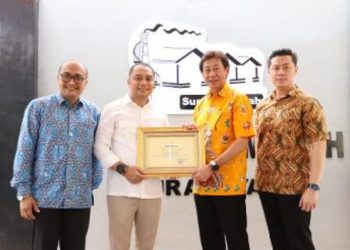 Direktur Utama PT Susanti Megah Hermawan Santoso menerima penghargaan dari Wali Kota Surabaya Eri Cahyadi.