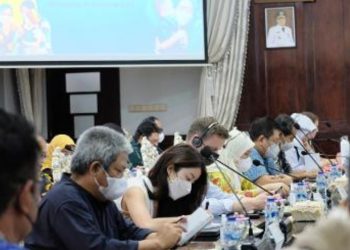 Tim dari World Bank, Asisten Deputi Penanggulangan Kemiskinan Sekretariat Wakil Presiden (Wapres) RI, Kementerian Pendayagunaan Aparatur Negara dan Reformasi Birokrasi (KemenPAN-RB), serta Kementerian Dalam Negeri (Kemendagri) saat datang di Pemkot Surabaya.